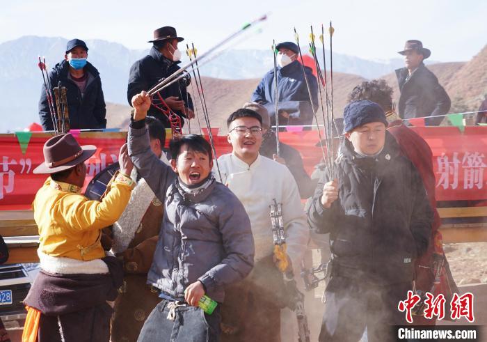 圖為藏族民眾跺腳歡呼慶祝弓箭手射中靶心?！●R銘言 攝