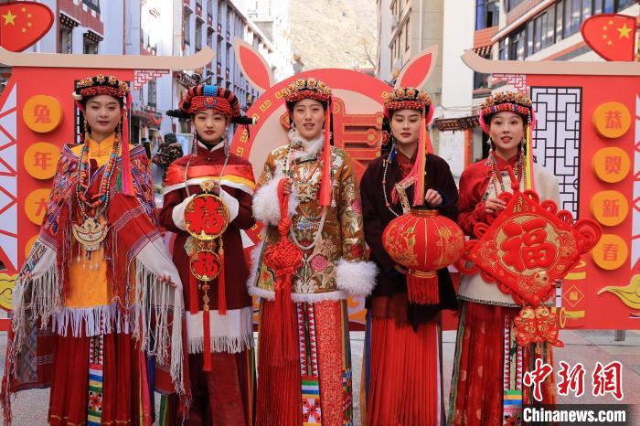 丹巴美女送祝福，迎新年?！±钣腊?攝