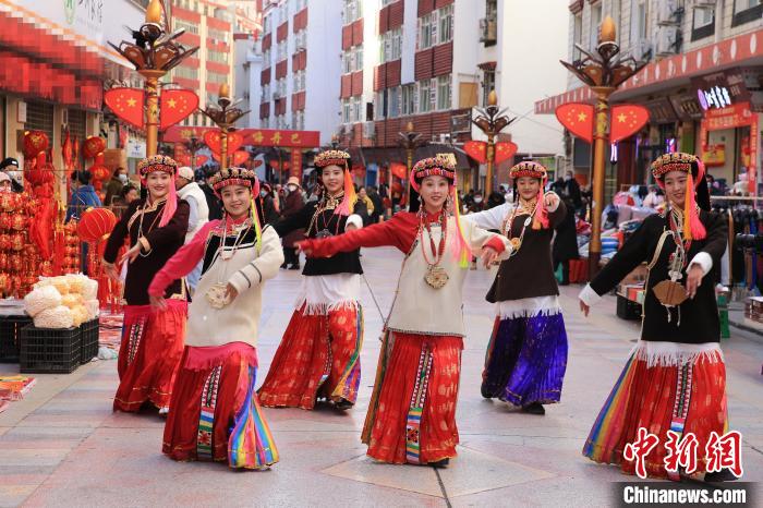 丹巴女孩在街頭跳起歡快歌舞迎接新年到來?！〖o 攝