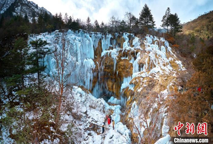 晶瑩剔透的冰瀑仿佛是大自然用冰藍(lán)色繪制出的壯觀畫卷?！『?攝