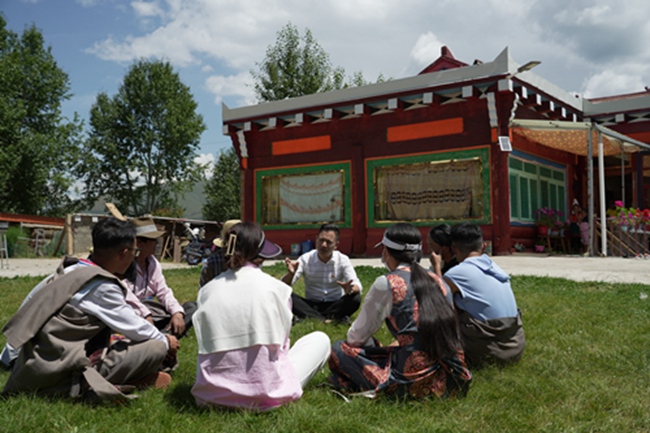 趙奎深入爐霍縣鄉(xiāng)村與藏族群眾開展座談。爐霍縣自然資源局供圖