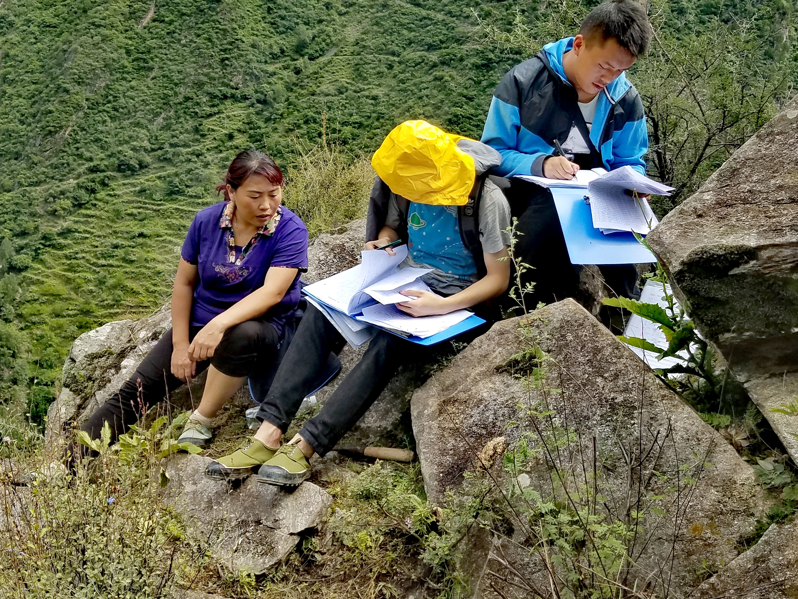 　2022年，余德春(左)協(xié)助排查震后地質(zhì)災(zāi)害隱患點(diǎn)。(圖為余德春提供)