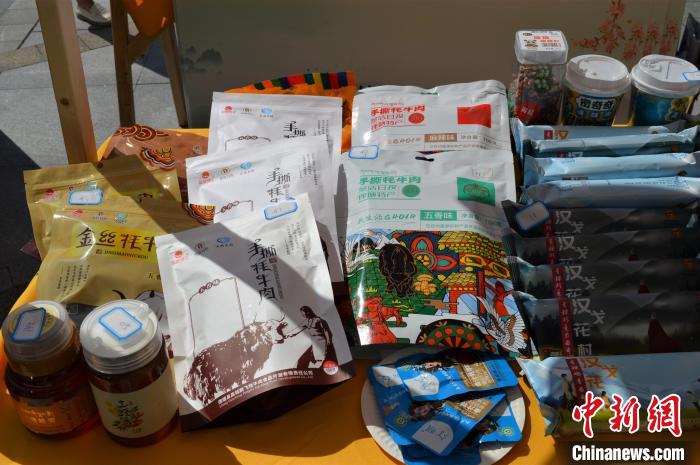 推介活動(dòng)上的農(nóng)特產(chǎn)品展示?！≈炝杞?攝