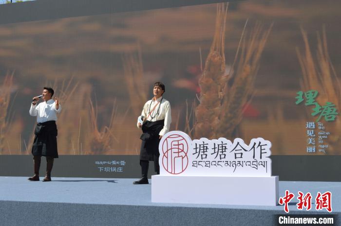 “康巴漢子”現(xiàn)場(chǎng)獻(xiàn)唱?！≈炝杞?攝