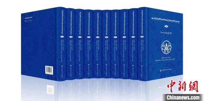 圖為青海果洛州藏醫(yī)專家桑德才讓擔(dān)任主編的《藏醫(yī)傳染性疾病文獻集成》?！∈茉L者 供圖