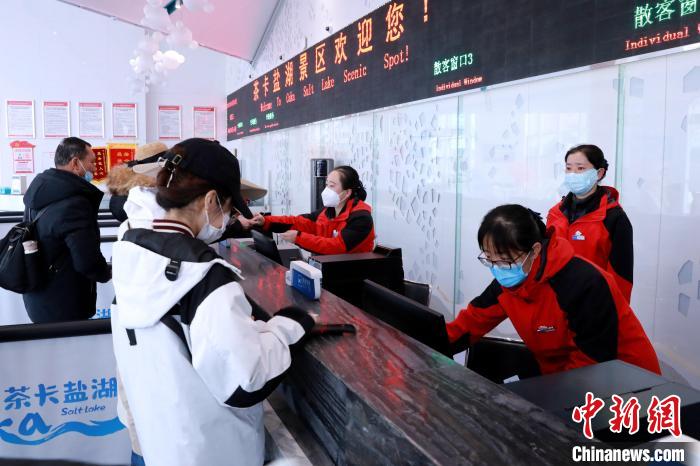 圖為茶卡鹽湖景區(qū)開園迎客?！⊥跎鷺s 攝