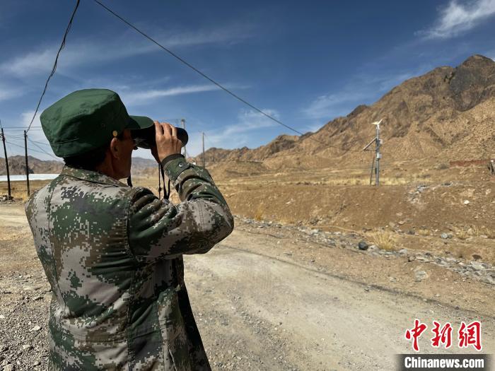 圖為文物保護(hù)員費(fèi)生平正在巡查?！±铍h 攝