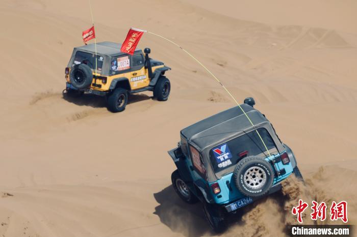 圖為高原沙漠機車越野挑戰(zhàn)賽現(xiàn)場?！≠F南縣委宣傳部供圖