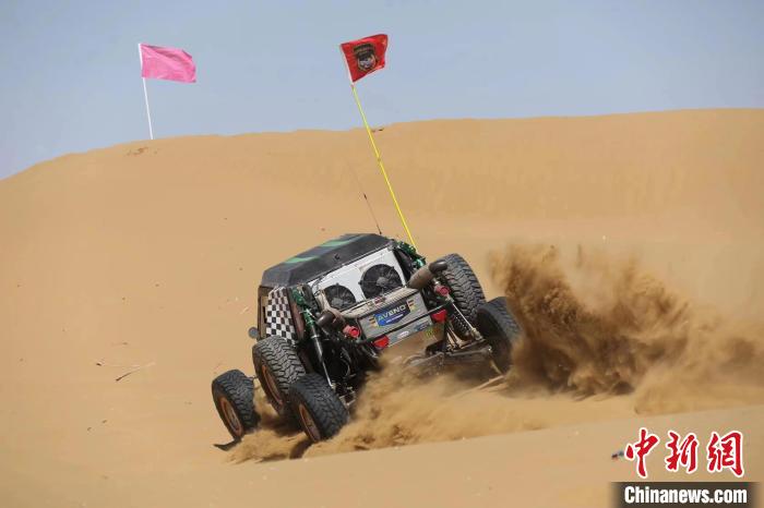 圖為高原沙漠機車越野挑戰(zhàn)賽現(xiàn)場?！≠F南縣委宣傳部供圖
