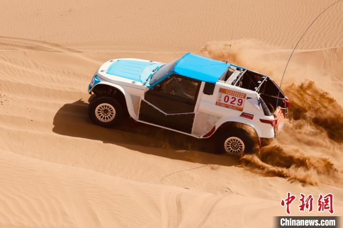 圖為高原沙漠機車越野挑戰(zhàn)賽現(xiàn)場?！≠F南縣委宣傳部供圖