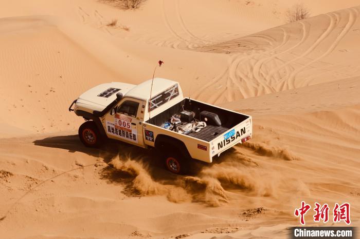 圖為高原沙漠機車越野挑戰(zhàn)賽現(xiàn)場?！≠F南縣委宣傳部供圖