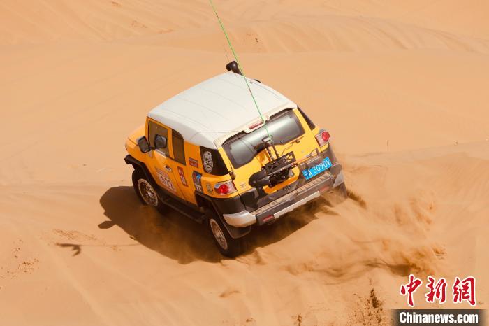 圖為高原沙漠機車越野挑戰(zhàn)賽現(xiàn)場?！≠F南縣委宣傳部供圖