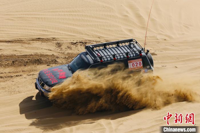 圖為高原沙漠機車越野挑戰(zhàn)賽現(xiàn)場?！≠F南縣委宣傳部供圖