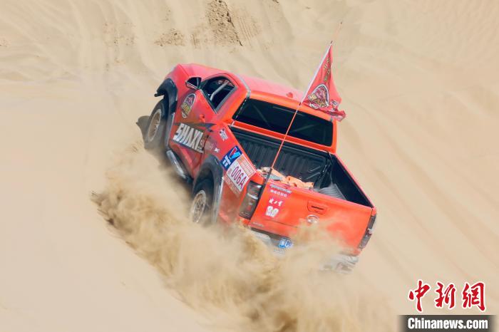 圖為高原沙漠機車越野挑戰(zhàn)賽現(xiàn)場?！≠F南縣委宣傳部供圖