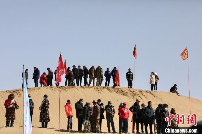 圖為來自各地的觀眾觀看比賽?！≠F南縣委宣傳部供圖