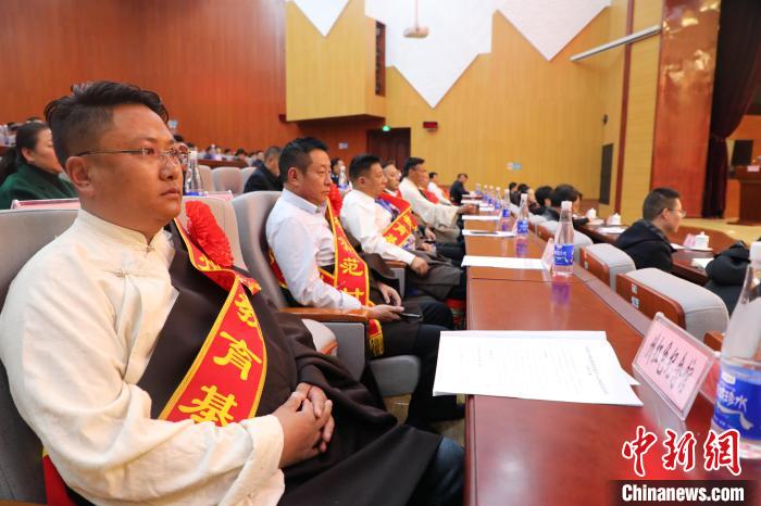 圖為玉樹州民族團結(jié)進步創(chuàng)建工作推進會現(xiàn)場?！『F龍 攝