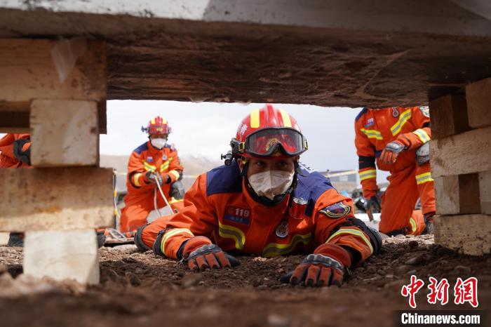 圖為地震實(shí)戰(zhàn)拉動(dòng)現(xiàn)場(chǎng)，參演人員正在進(jìn)行頂撐救援項(xiàng)目?！∮駱湎拦﹫D