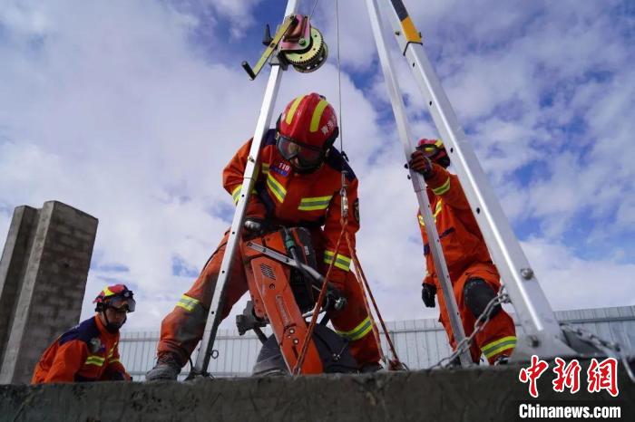 圖為地震實(shí)戰(zhàn)拉動(dòng)現(xiàn)場(chǎng)，參演人員正在進(jìn)行垂直救援項(xiàng)目?！∮駱湎拦﹫D