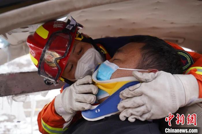 圖為地震實(shí)戰(zhàn)拉動(dòng)現(xiàn)場(chǎng)，參演人員正在進(jìn)行車輛事故救援項(xiàng)目?！∮駱湎拦﹫D