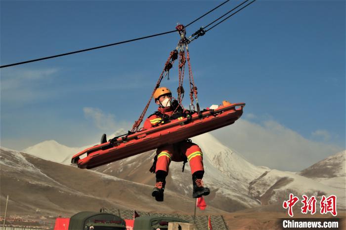 圖為地震實(shí)戰(zhàn)拉動(dòng)現(xiàn)場(chǎng)，參演人員正在進(jìn)行懸崖救助項(xiàng)目?！∮駱湎拦﹫D