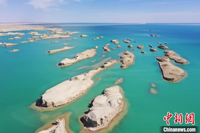 航拍青海大柴旦烏素特水上雅丹奇特景觀。　馬銘言 攝