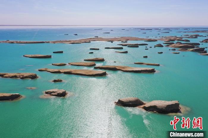 航拍青海大柴旦烏素特水上雅丹奇特景觀。　馬銘言 攝