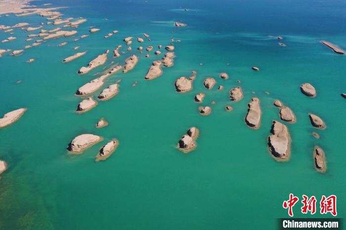 航拍青海大柴旦烏素特水上雅丹奇特景觀?！●R銘言 攝