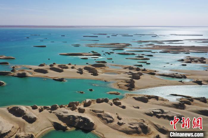 航拍青海大柴旦烏素特水上雅丹奇特景觀。　馬銘言 攝