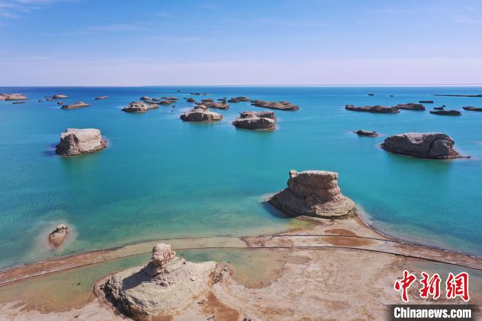 航拍青海大柴旦烏素特水上雅丹奇特景觀。　馬銘言 攝
