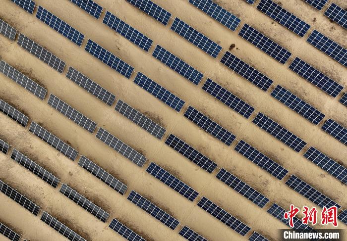 圖為航拍青海省海南藏族自治州共和縣塔拉灘光伏產(chǎn)業(yè)園?！∑钤鲚?攝