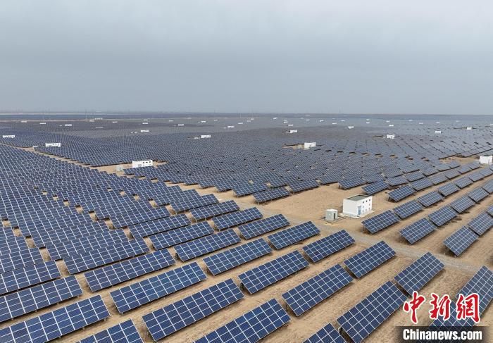 圖為航拍青海省海南藏族自治州共和縣塔拉灘光伏產(chǎn)業(yè)園?！∑钤鲚?攝