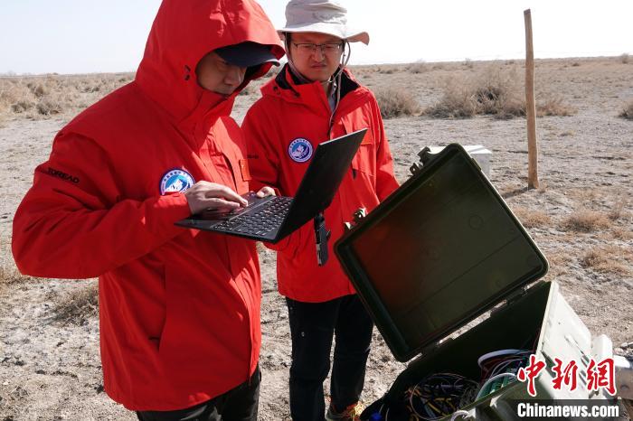 格爾木草地站，青藏科考隊員采集觀測數(shù)據(jù)。　<a target='_blank' href='/'><p  align=