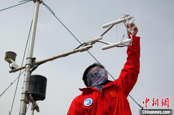 格爾木草地站，青藏科考隊員維護科研設備?！?lt;a target='_blank' href='/'><p  align=