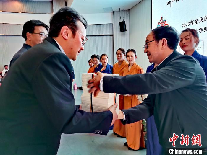 圖為贈(zèng)送叢書?！?zhí)砀?攝