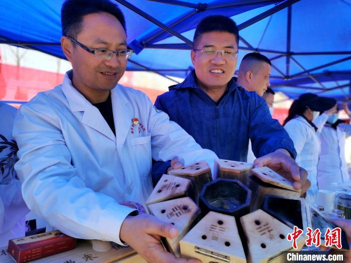 圖為青海省海東市樂都區(qū)中醫(yī)院八卦灸展示。　張?zhí)砀?攝