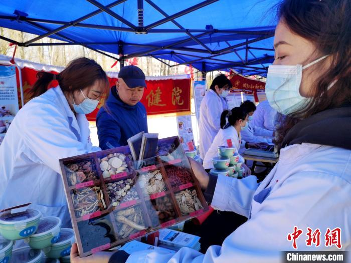 圖為中藥展示?！?zhí)砀?攝