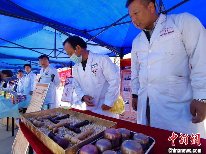 圖為青海省循化縣的國家級非遺項目尤闕療法的器械展示?！?zhí)砀?攝