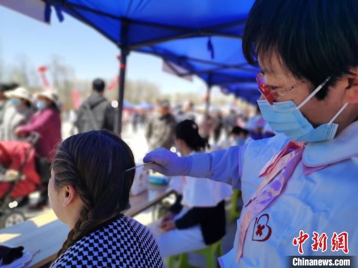 圖為刮痧?！?zhí)砀?攝