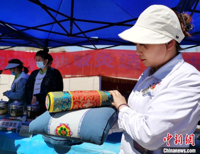 圖為青海省互助縣的中藥枕頭?！?zhí)砀?攝