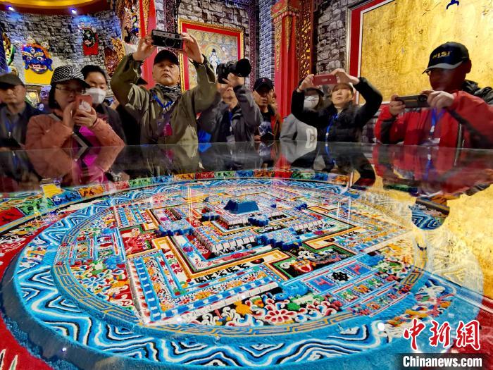 圖為參觀者拍攝壇城。　張?zhí)砀?攝