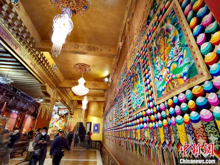 圖為仁俊畫院內(nèi)的堆繡?！?zhí)砀?攝