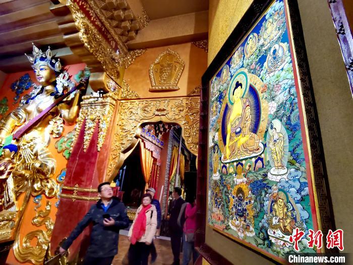 圖為仁俊畫院內(nèi)的唐卡?！?zhí)砀?攝