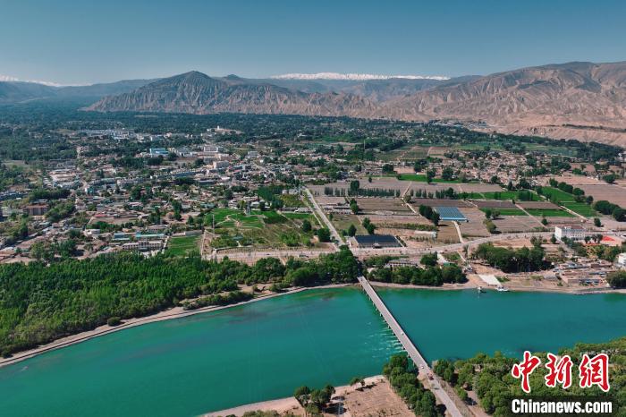 航拍青海貴德黃河岸畔綠意濃濃?！≮w凜松 攝
