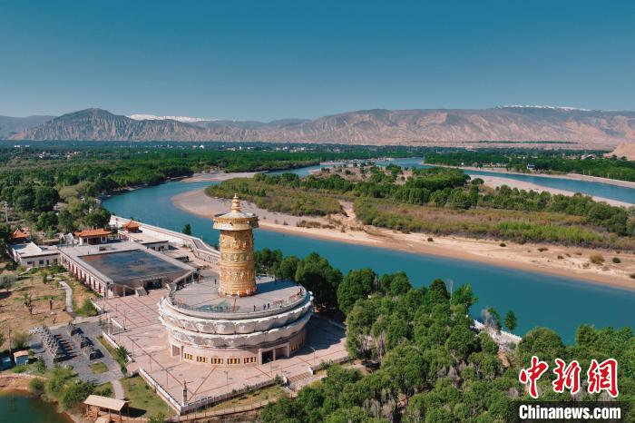 航拍青海貴德黃河岸畔綠意濃濃?！≮w凜松 攝
