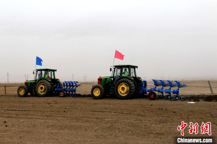 圖為播種機正在忙碌耕作?！埖么?攝