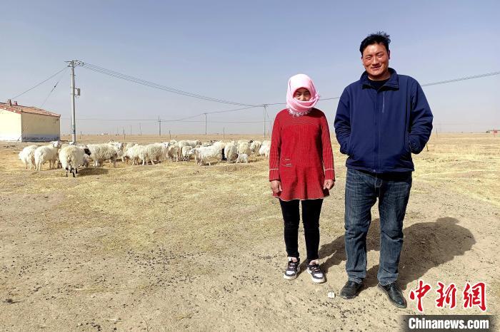 圖為華公太(右)走訪牧民。　才項什姐 攝