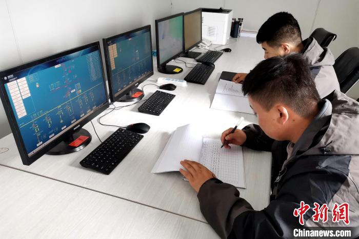 圖為光伏發(fā)電項目升壓站監(jiān)控室?！±铍h 攝