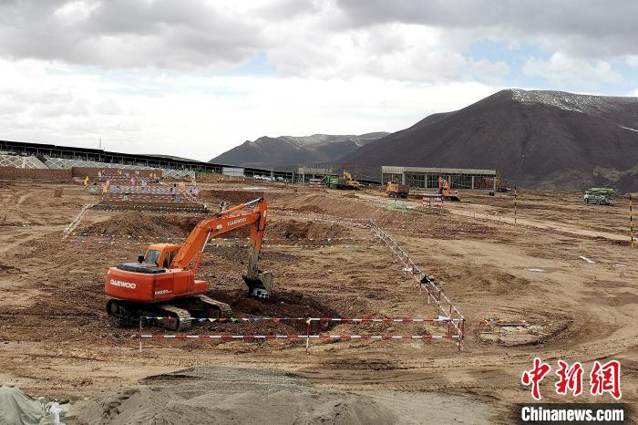 圖為光伏發(fā)電項目施工區(qū)正在抓緊施工?！±铍h 攝