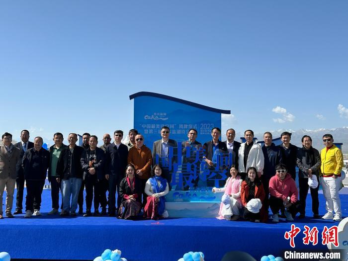 圖為國內眾多詩人在茶卡鹽湖景區(qū)合影。　劉洋 攝