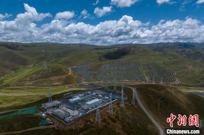 航拍建成投運(yùn)的柯拉一期光伏電站升壓站?！⒅铱?攝